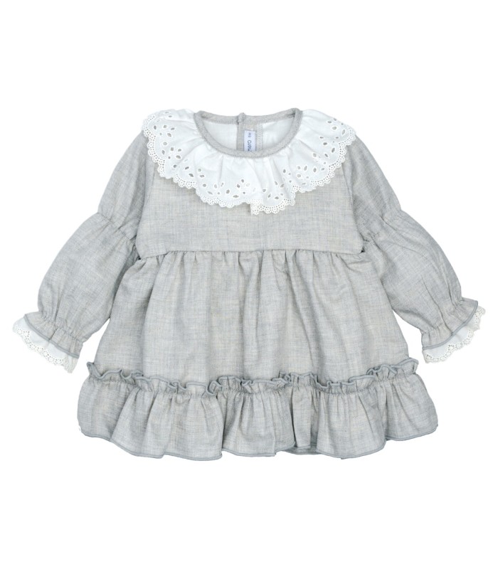 Vestido bebé gris algodón cuello bordado inglés volante inferior textura suave elegante en fondo blanco