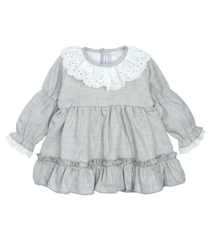 Vestido bebé gris algodón cuello bordado inglés volante inferior textura suave elegante en fondo blanco