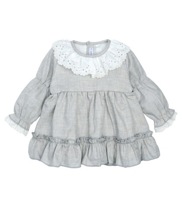 Vestido bebé gris algodón cuello bordado inglés volante inferior textura suave elegante en fondo blanco