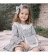 Niña con Vestido bebé gris algodón cuello bordado inglés volante inferior textura suave elegante