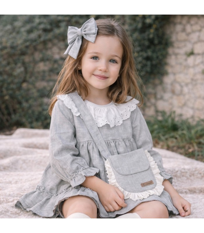 Niña con Vestido bebé gris algodón cuello bordado inglés volante inferior textura suave elegante