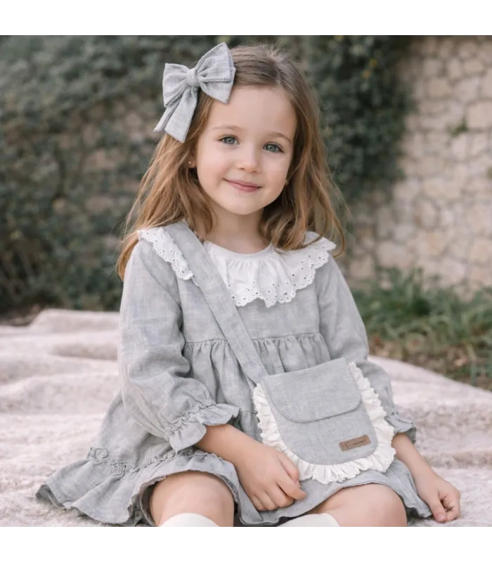 Niña con Vestido bebé gris algodón cuello bordado inglés volante inferior textura suave elegante