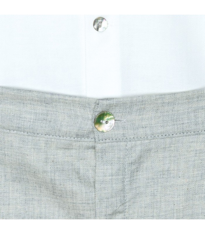 Detalle del Conjunto Pantalon niño gris camisa blanca algodón pantalón corto textura suave elegante