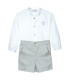 Conjunto Pantalon niño gris camisa blanca algodón pantalón corto textura suave elegante en fondo blanco
