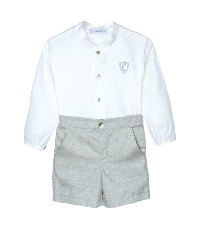 Conjunto Pantalon niño gris camisa blanca algodón pantalón corto textura suave elegante en fondo blanco