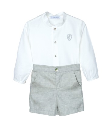Conjunto Pantalon niño gris camisa blanca algodón pantalón corto textura suave elegante en fondo blanco