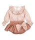 Conjunto Pololo bebé rosa viejo algodón blusa estampada cuello volante y pololo con lazo en fondo blanco
