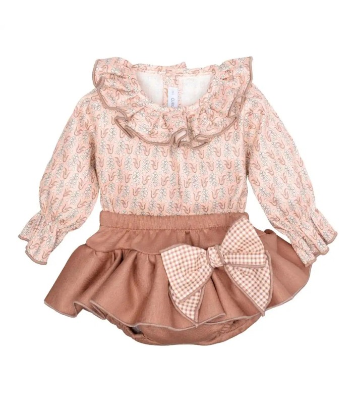 Conjunto Pololo bebé rosa viejo algodón blusa estampada cuello volante y pololo con lazo en fondo blanco