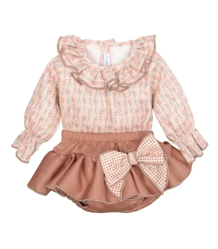 Conjunto Pololo bebé rosa viejo algodón blusa estampada cuello volante y pololo con lazo en fondo blanco
