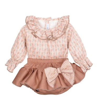 Conjunto Pololo bebé rosa viejo algodón blusa estampada cuello volante y pololo con lazo en fondo blanco