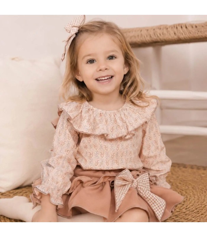 Niña con el Conjunto Pololo bebé rosa viejo algodón blusa estampada cuello volante y pololo con lazo