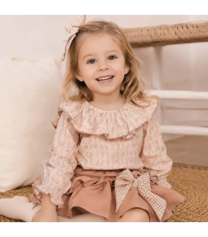 Niña con el Conjunto Pololo bebé rosa viejo algodón blusa estampada cuello volante y pololo con lazo