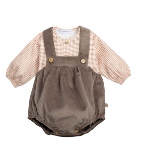 Conjunto Peto bebé marrón invierno algodón camisa vichy y peto tirantes botones textura suave con fondo blanco
