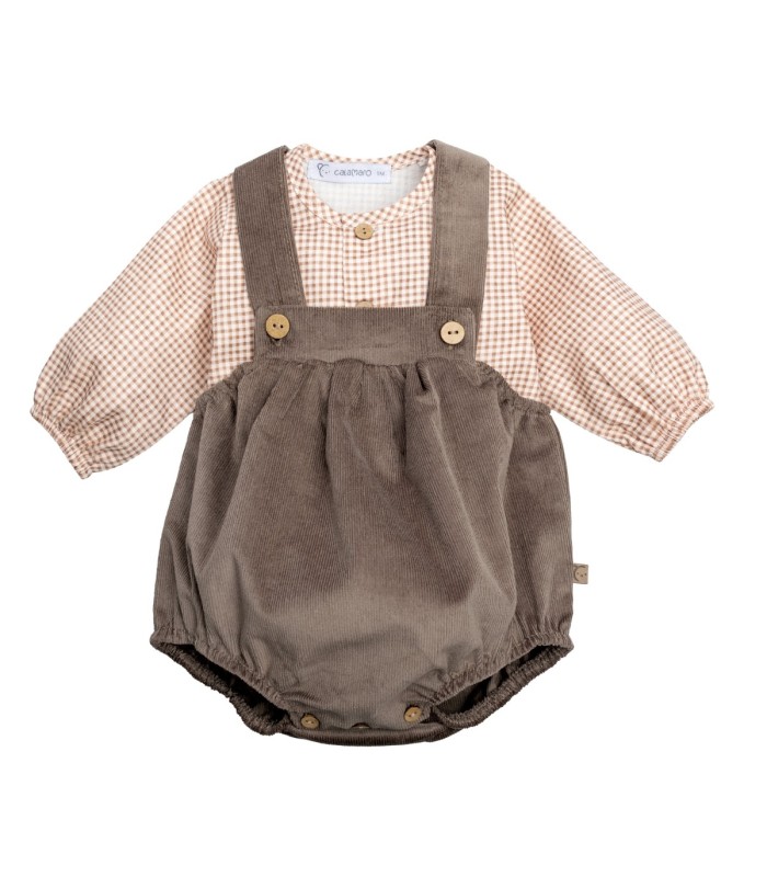 Conjunto Peto bebé marrón invierno algodón camisa vichy y peto tirantes botones textura suave con fondo blanco
