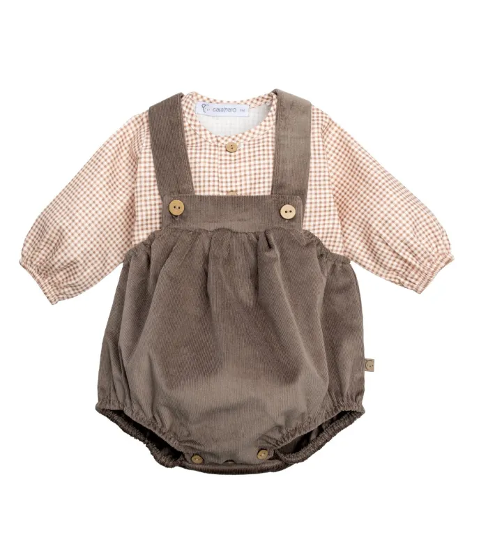 Conjunto Peto bebé marrón invierno algodón camisa vichy y peto tirantes botones textura suave con fondo blanco