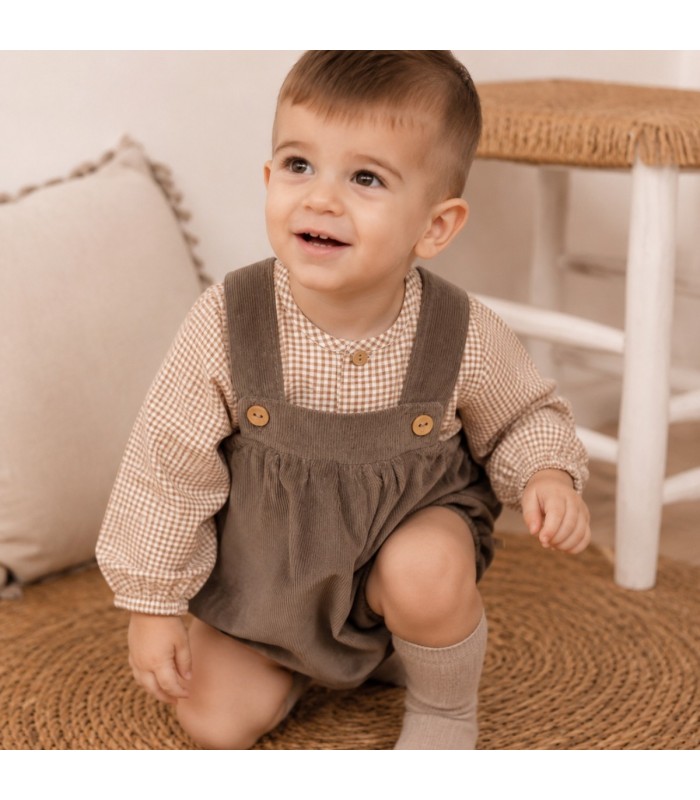 Bebé con el Conjunto Peto bebé marrón invierno algodón camisa vichy y peto tirantes botones textura suave