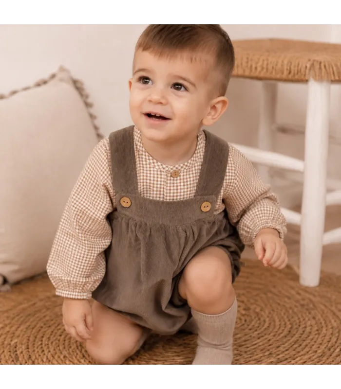 Bebé con el Conjunto Peto bebé marrón invierno algodón camisa vichy y peto tirantes botones textura suave
