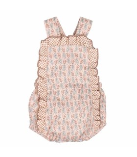 Peto bebé rosa viejo algodón estampado con volantes laterales tirantes textura suave en fondo blanco