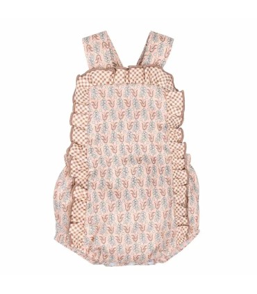 Peto bebé rosa viejo algodón estampado con volantes laterales tirantes textura suave en fondo blanco