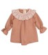 Vestido bebé rosa viejo tejido suave cuello estampado volante mangas acampanadas detalle elegante en fondo blanco