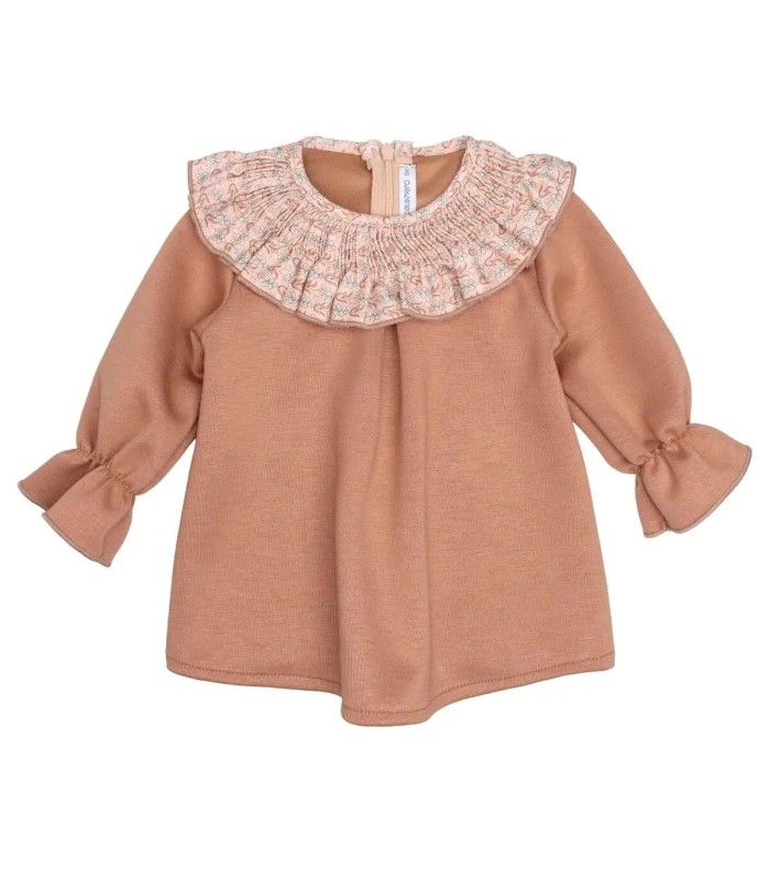 Vestido bebé rosa viejo tejido suave cuello estampado volante mangas acampanadas detalle elegante en fondo blanco