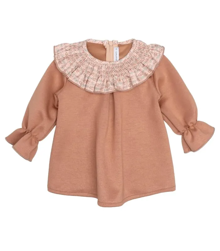 Vestido bebé rosa viejo tejido suave cuello estampado volante mangas acampanadas detalle elegante en fondo blanco