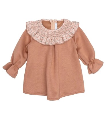 Vestido bebé rosa viejo tejido suave cuello estampado volante mangas acampanadas detalle elegante en fondo blanco