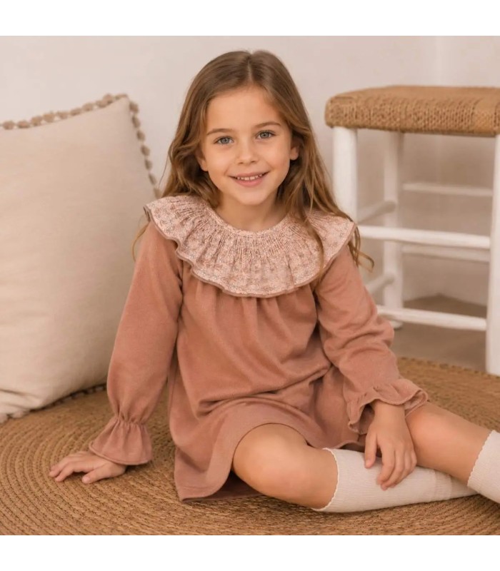 Niña con el Vestido bebé rosa viejo tejido suave cuello estampado volante mangas acampanadas detalle elegante