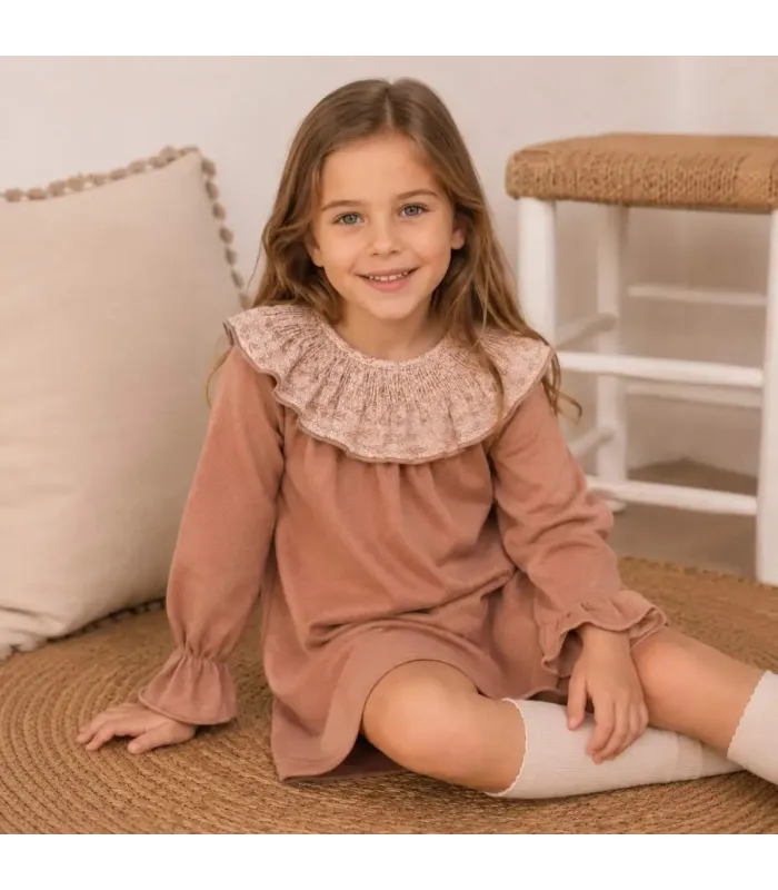 Niña con el Vestido bebé rosa viejo tejido suave cuello estampado volante mangas acampanadas detalle elegante