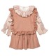 Conjunto niña rosa viejo blusa estampada chaleco volantes y falda tejido suave elegante sobre fondo blanco