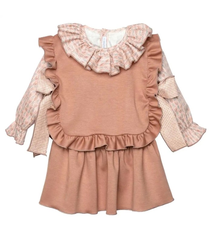 Conjunto niña rosa viejo blusa estampada chaleco volantes y falda tejido suave elegante sobre fondo blanco