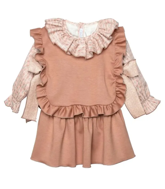 Conjunto niña rosa viejo blusa estampada chaleco volantes y falda tejido suave elegante sobre fondo blanco