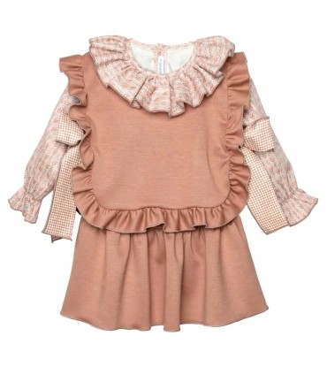 Conjunto niña rosa viejo blusa estampada chaleco volantes y falda tejido suave elegante sobre fondo blanco