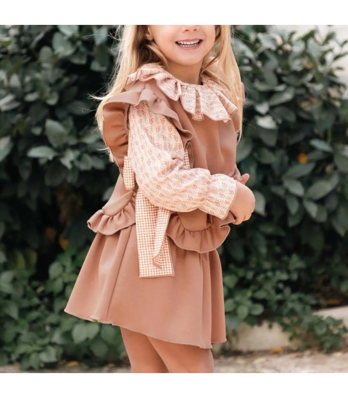 Niña vestida con el Conjunto niña rosa viejo blusa estampada chaleco volantes y falda tejido suave elegante