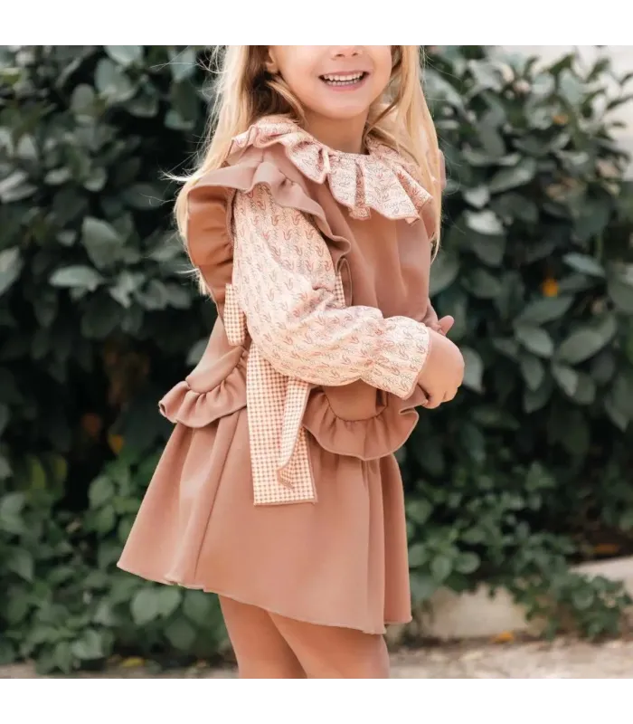 Niña vestida con el Conjunto niña rosa viejo blusa estampada chaleco volantes y falda tejido suave elegante