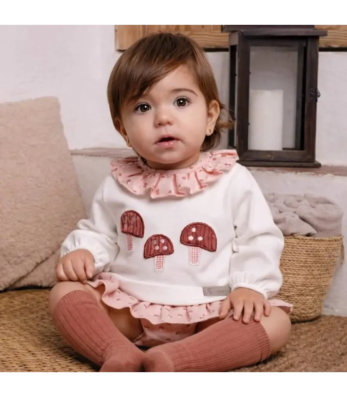 bebé con Conjunto Pololo bebé rosa empolvado algodón con bordado de setas y cuello fruncido detalle invierno