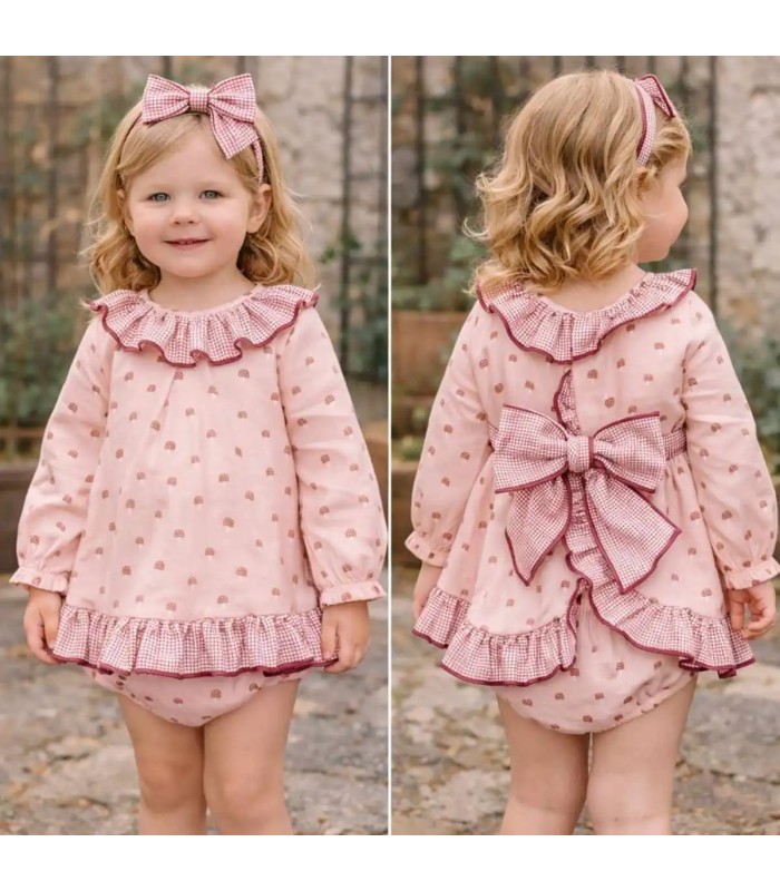 niña con Jesusito bebé rosa empolvado algodón con volante vichy y estampado delicado detalle invierno