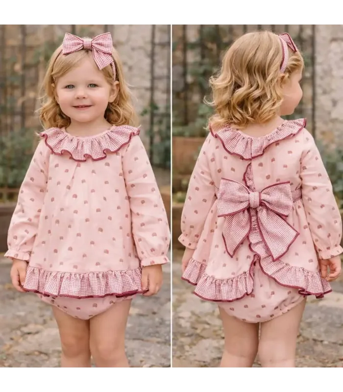 niña con Jesusito bebé rosa empolvado algodón con volante vichy y estampado delicado detalle invierno