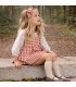 Niña con el Jesusito bebé terracota vichy vestido vuelo blusa algodón cuello volante pololo conjunto elegante
