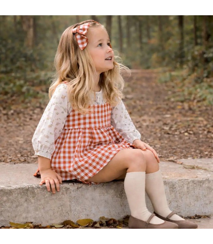 Niña con el Jesusito bebé terracota vichy vestido vuelo blusa algodón cuello volante pololo conjunto elegante