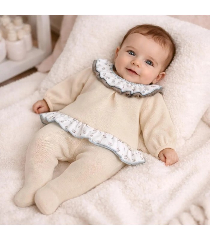 Bebé con el conjunto polaina bebé crudo cuello volante estampado ribete celeste tejido punto invierno