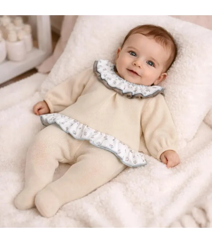 Bebé con el conjunto polaina bebé crudo cuello volante estampado ribete celeste tejido punto invierno