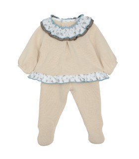Conjunto Polaina bebé crudo cuello volante estampado ribete celeste tejido punto invierno en fondo blanco