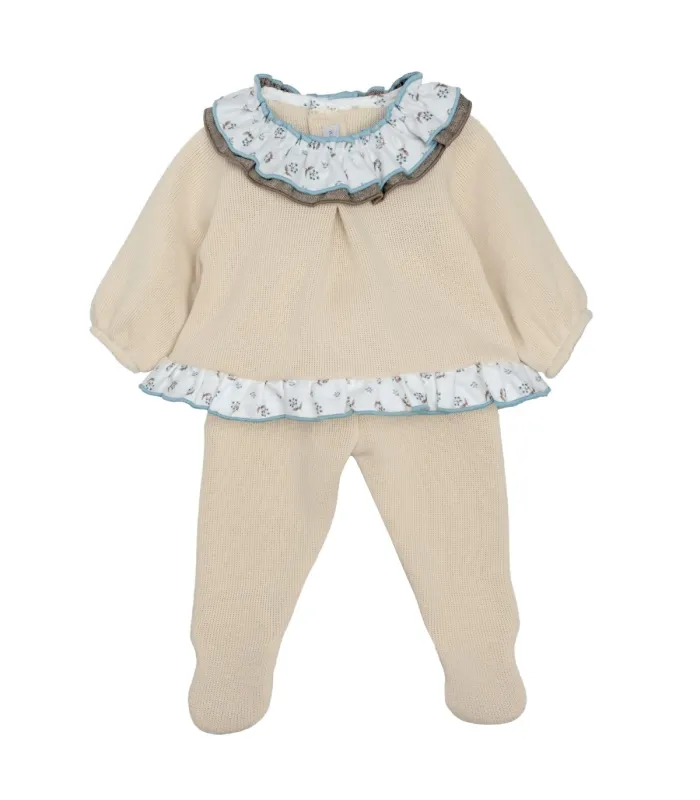 Conjunto Polaina bebé crudo cuello volante estampado ribete celeste tejido punto invierno en fondo blanco