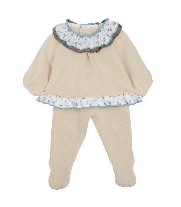 Conjunto Polaina bebé crudo cuello volante estampado ribete celeste tejido punto invierno en fondo blanco