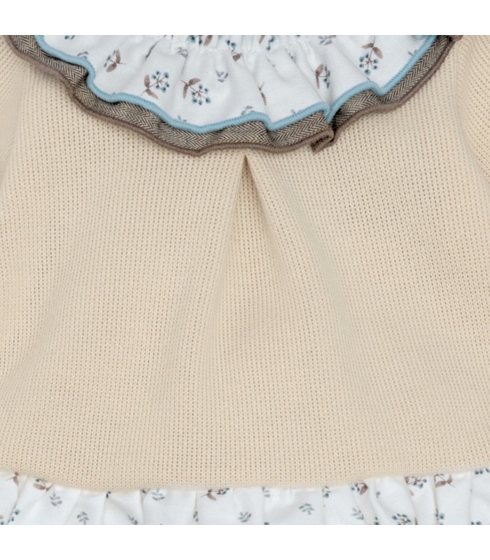 Detalle del conjunto polaina bebé crudo cuello volante estampado ribete celeste tejido punto invierno