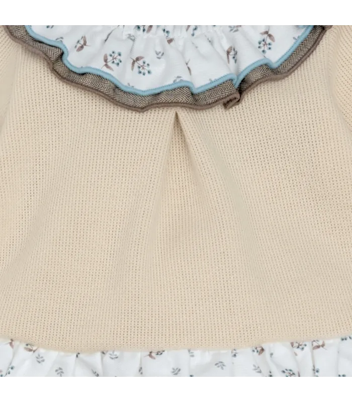Detalle del conjunto polaina bebé crudo cuello volante estampado ribete celeste tejido punto invierno