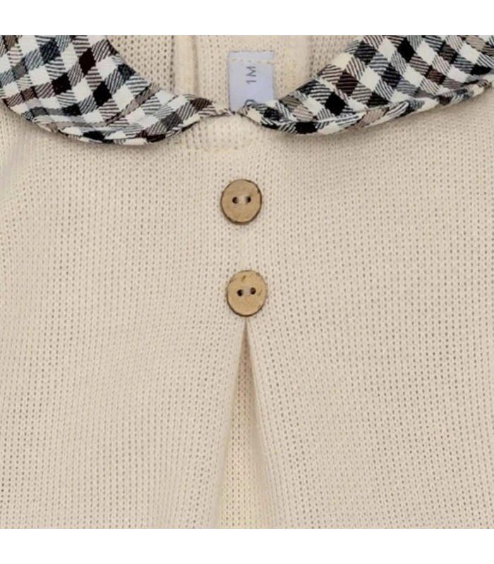 Detalle del conjunto polaina bebé crudo cuello vichy botones tejido punto invierno