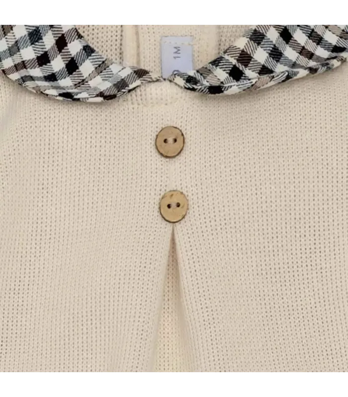 Detalle del conjunto polaina bebé crudo cuello vichy botones tejido punto invierno