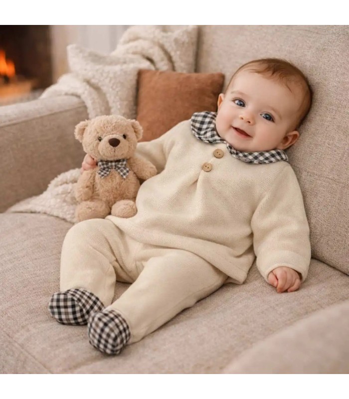 Bebé con el conjunto polaina bebé crudo cuello vichy botones tejido punto invierno
